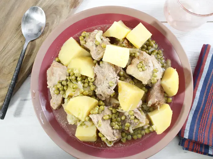Râgout aux pommes de terre et petits pois en cocotte