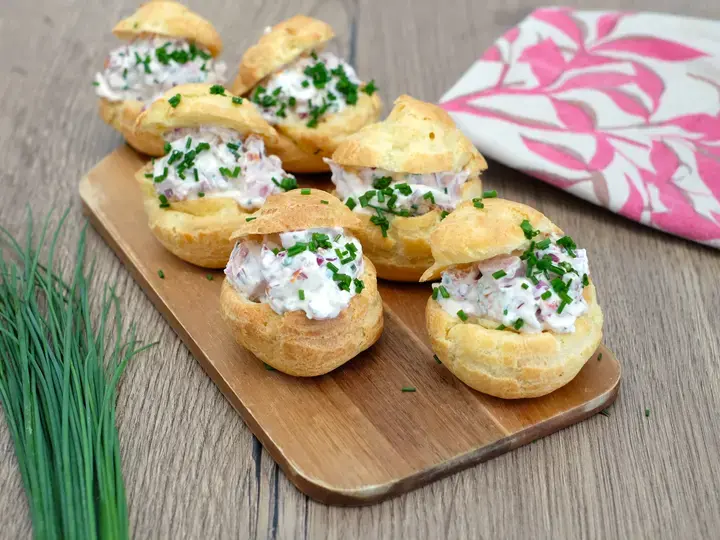 Choux au fromage frais et dés de jambon
