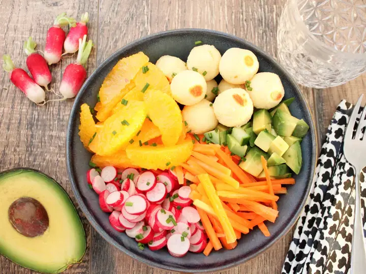 Buddha bowl 3 céréales, poivrons avocat oranges