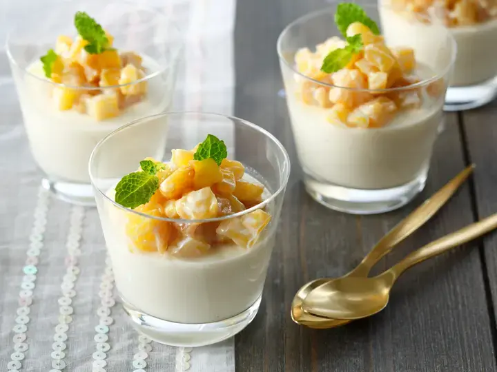 Panna cotta à la cardamome et ananas rôti