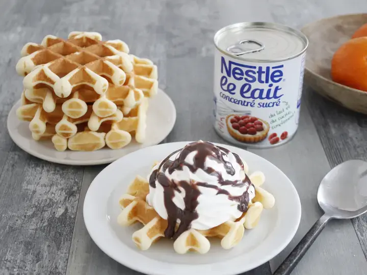 Gaufres rondes chantilly sauce chocolat