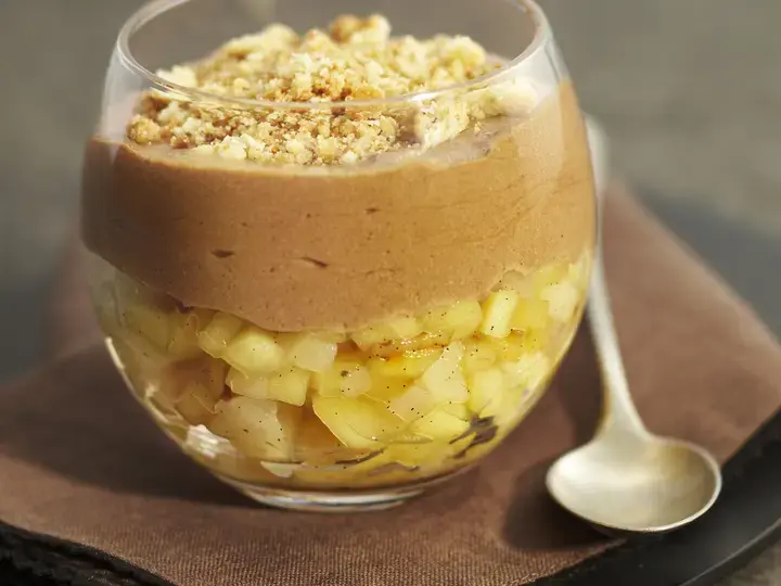 Compotée de fruits et mousse au chocolat croustillante
