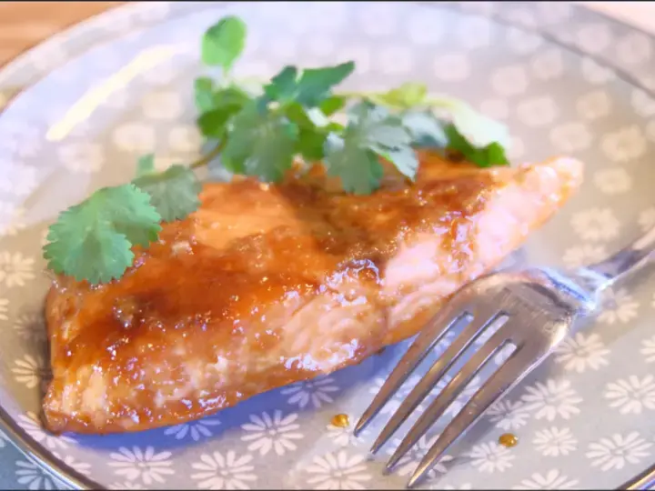 Un saumon mariné au miel, Arome, Gingembre et ail cuit au cookeo!