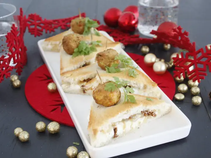 Mini croques festifs chèvre figues confit d'oignon