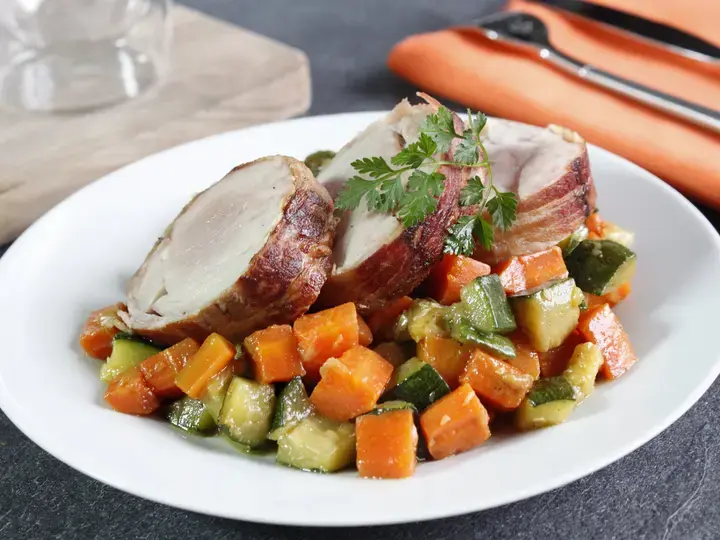 Filet mignon à la poitrine et petits légumes