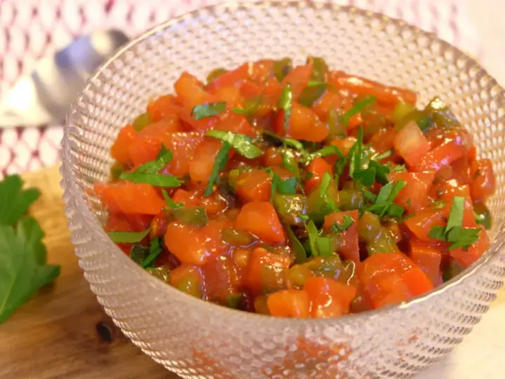 Salade de tomates et poivrons épicés