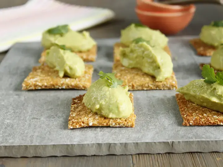 Crackers aux céréales sauce avocat Companion