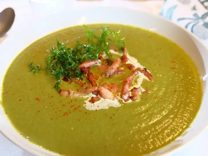 Soupe aux épluchures de légumes et lardons