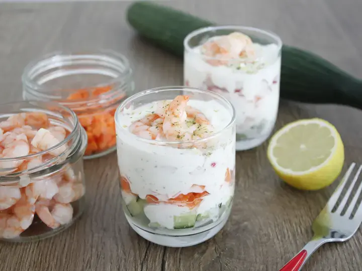 Verrines concombre, radis, carottes au fromage blanc et crevettes