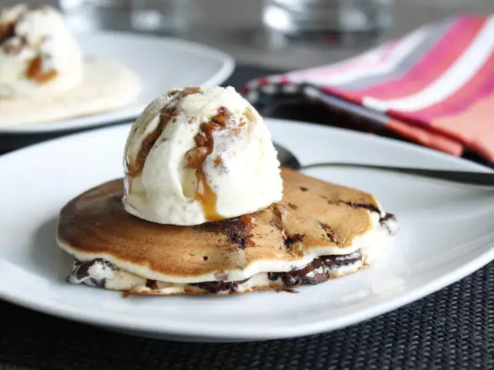 Pancakes aux pépites de chocolat glace vanille pecan