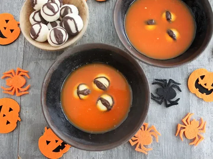 Soupe à l'orange sanguine d'Halloween et yeux au lait concentré