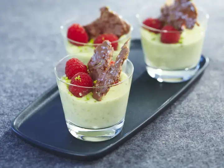 Crème de pistaches, framboises et croustillant de chocolat