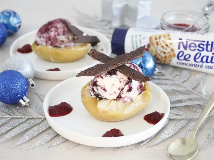 Pommes au four et glace griottes au lait concentré