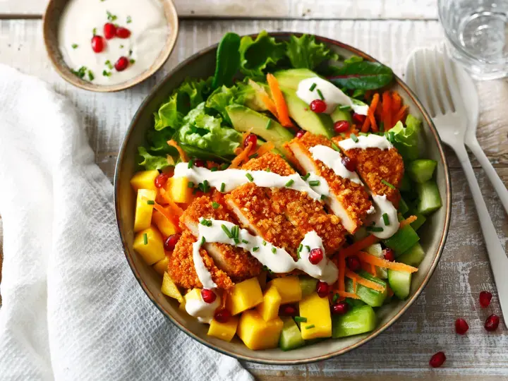 Buddah Bowl, escalope de soja, carotte, salade, mangue, avocat