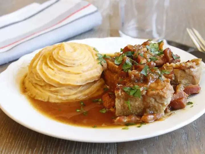 Sauté de veau aux lardons et purée