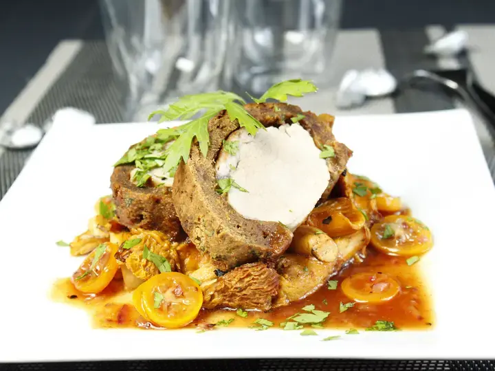 Filet mignon de porc en coque de pain d'épices et girolles