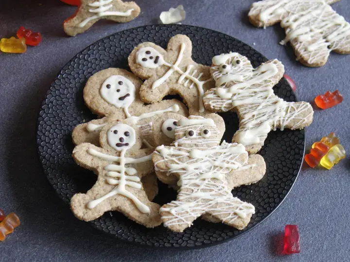 Biscuits squelettes et momies d'halloween au chocolat blanc