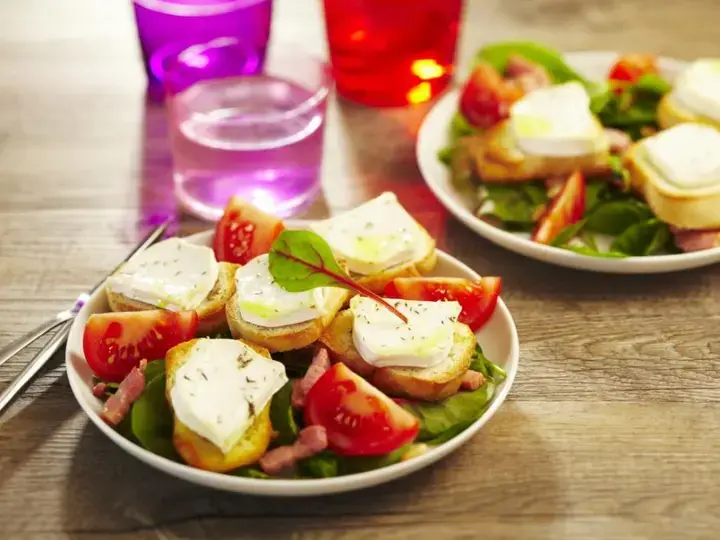 Salade de chèvre chaud aux allumettes