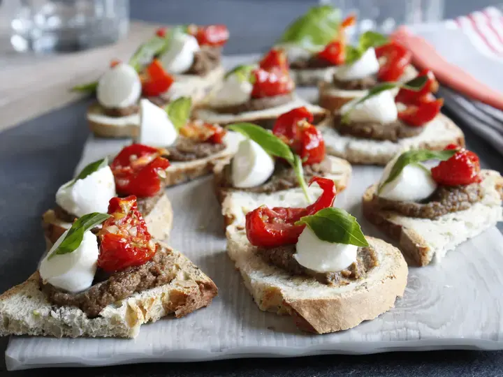 Tartines duo olives, billes de mozzarella et basilic