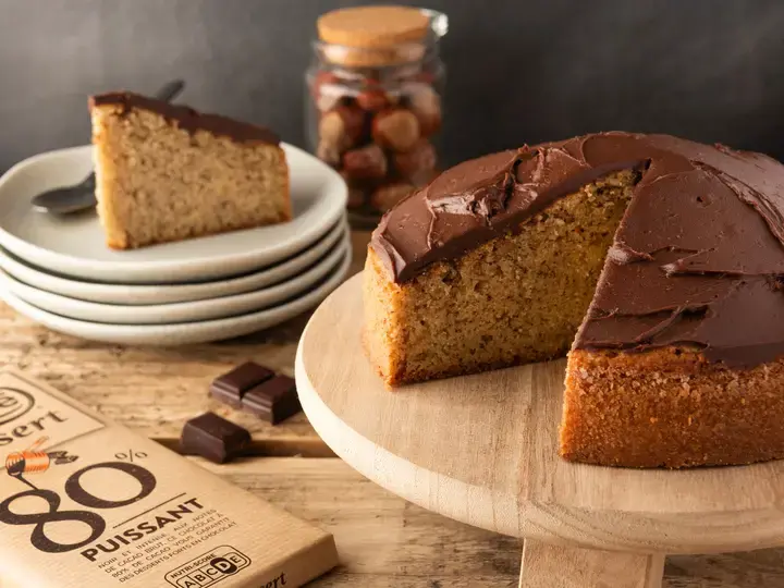 Gâteau moelleux à la noisette et glaçage 80%