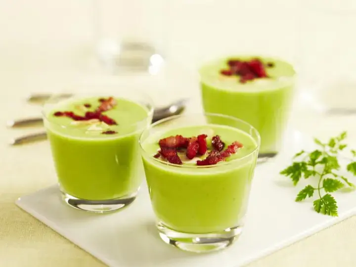 Crème de petits pois au fromage frais et dés de lardons