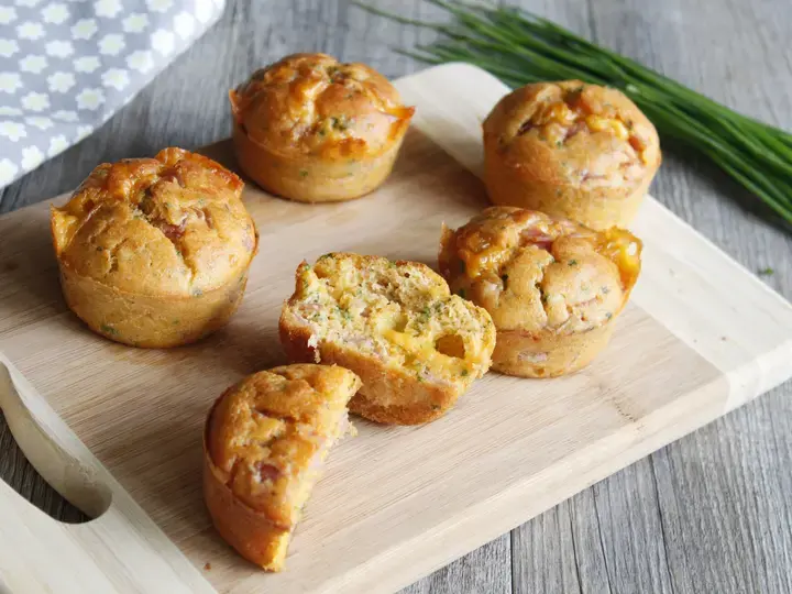 Des petits muffins jambon, cheddar, tomates confites pour un apero dinatoire