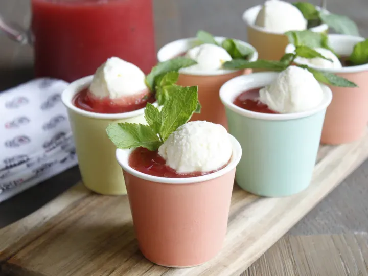 Soupe de pastèque à la menthe et granité de chocolat blanc