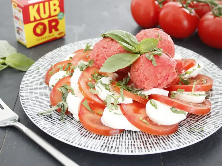 Salade tomates mozzarella et granité fraises tomates