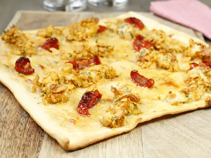 Pizza crème de champignons et poulet croustillant