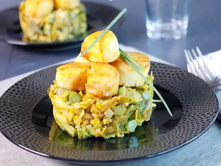 Noix de Saint Jacques, poireaux et curry