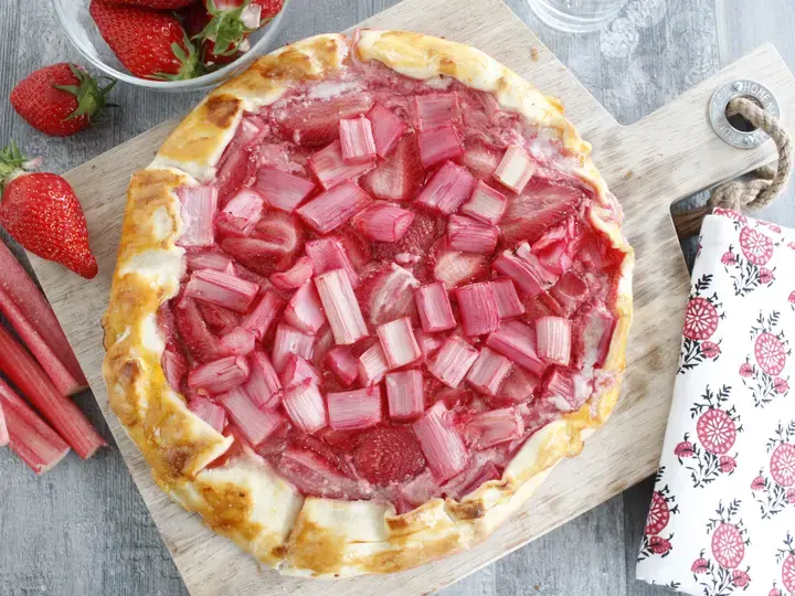 Tarte rustique fraises rhubarbe