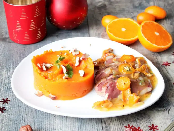 Magret de canard sauce aux girolles et kumquats, purée de butternut