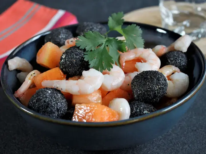 Salade melon crevettes aux billes de chèvre et sésame