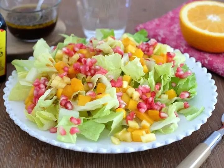 Salade verte aux fruits exotiques