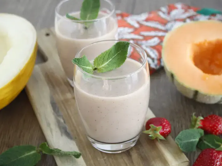 Smoothie aux fruits d'été menthe et lait concentré