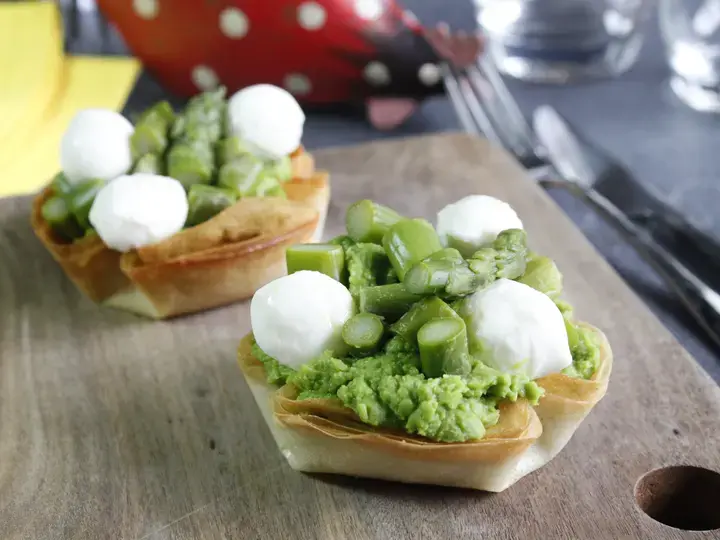 Nid croustillant mozzarella, petits pois et asperges