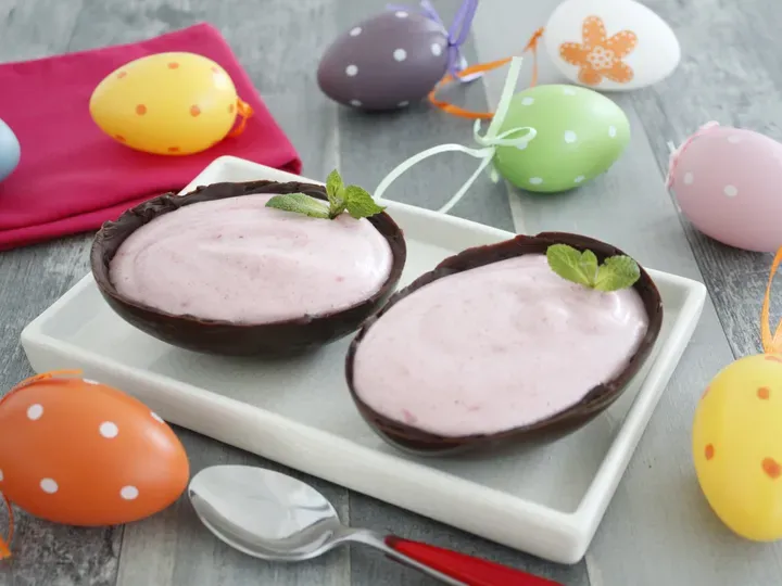Oeufs de pâques et mousse de fraise 2
