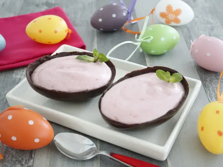 Oeufs de pâques et mousse de fraise 2