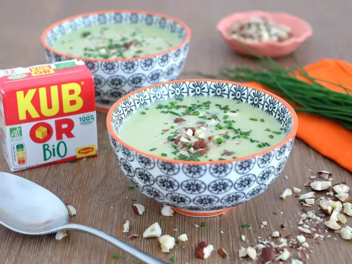 Velouté de fèves chèvre frais et noisettes