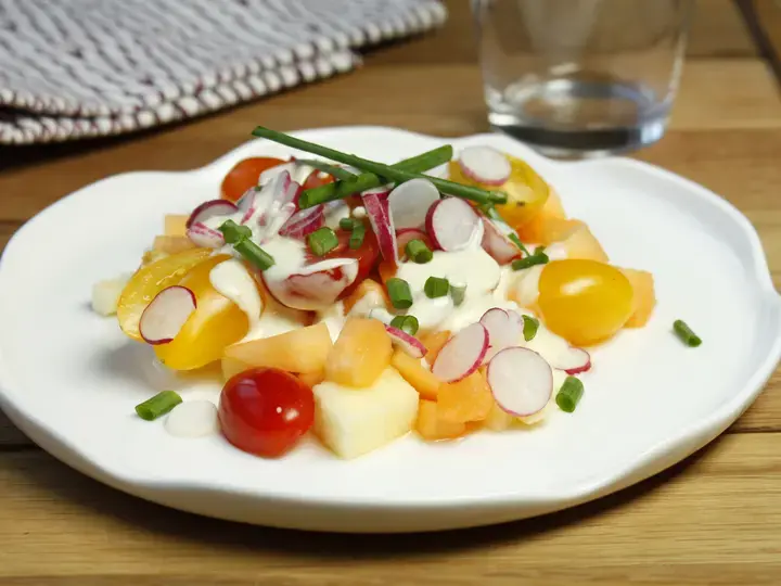 Salade de légumes croquants sauce au yaourt