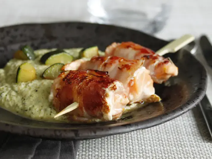 Brochettes de saumon à la poitrine grillée et son coulis de courgettes au basilic