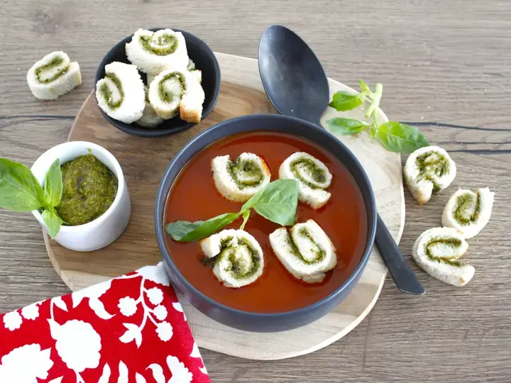 Velouté de tomates et roll's croustillants de pain de mie au pesto