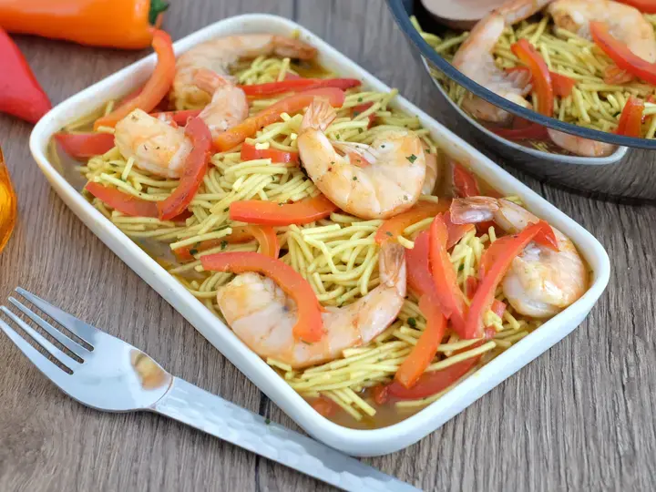 Nouilles à poeler curry crevettes poivrons