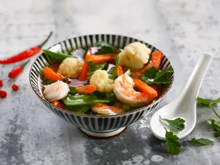Bouillon aux crevettes, légumes et coriandre