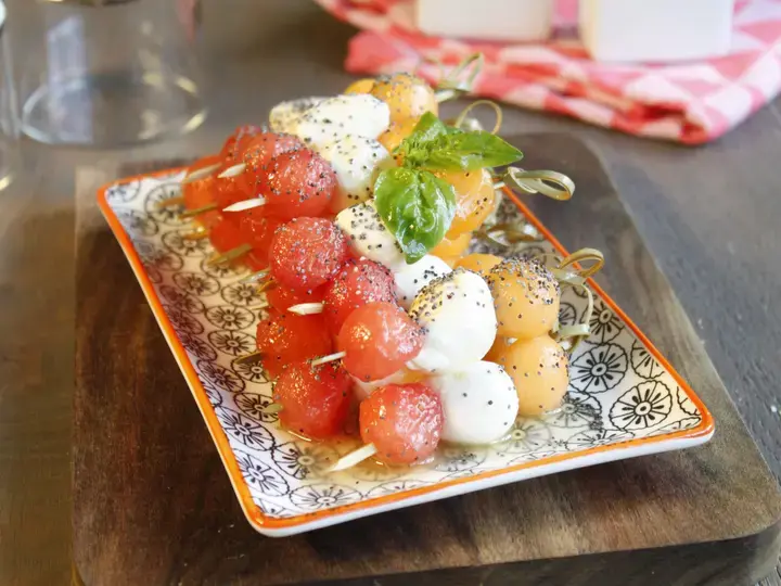 Mini brochettes de billes melon pastèque mozzarella
