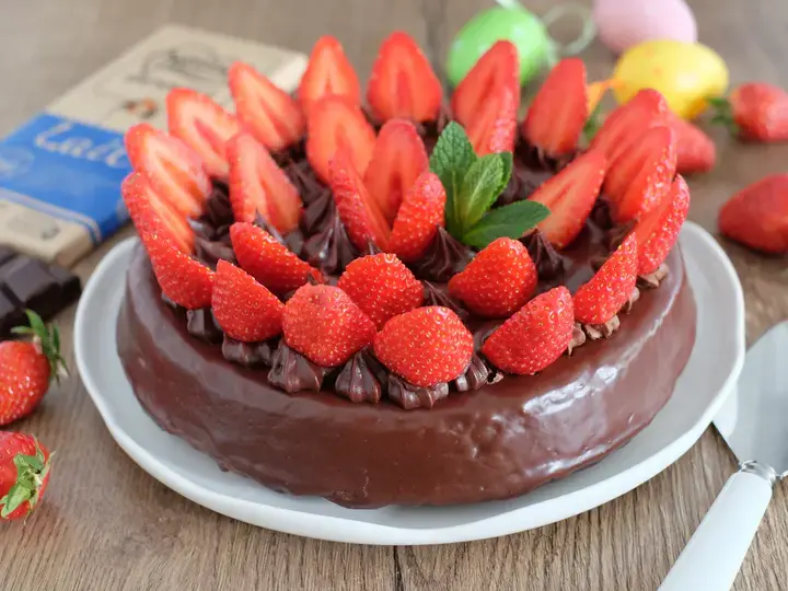 Gâteau de Pâques fraises et duo de chocolats