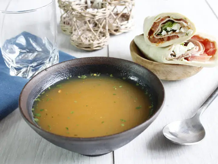 Bouillon de poule vermicelles et ses wraps bacon, feta, tomate