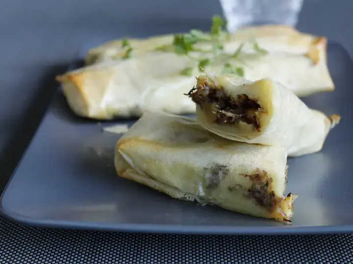 Nems de pommes de terre au confit de canard et pommes