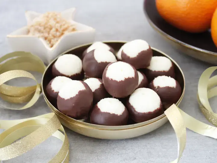 Boules de Noël noix de coco, lait concentré sucré et chocolat