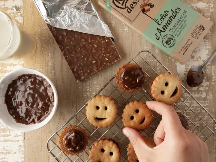 Mini sablés au chocolat au lait et éclats d’amandes